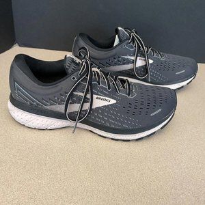 Womens Brooks Ghost 13 Grey/Pink/Black Running Shoes. Size 9B. Great Condition!